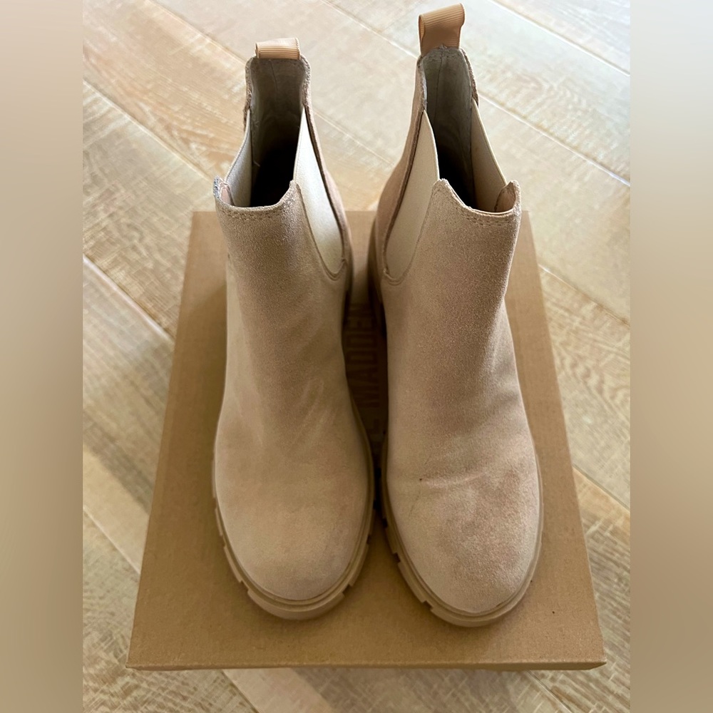Steve Madden Howler Bootie in Sand Suede. Size 8